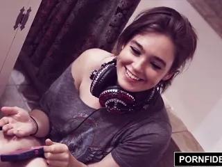 Nerd Jodi Taylor nimmt den Schwanz in ihren Arsch