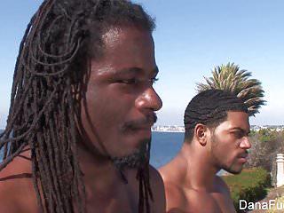 Babe Dana und Brooke beim hardcore Sex zu viert