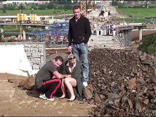 Hübsches blondes Teen beim Dreier in der Öffentlichkeit - Public Sex mit den jungen Teens