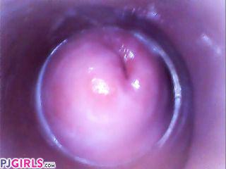 Die sexy Silvia Deluxe steckt sich die Finger in die Pussy