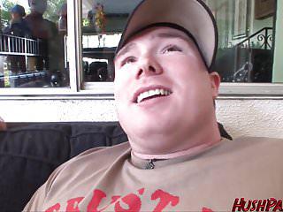 Tättowierte Schlampe wird von einem Opa gefickt