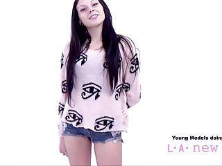 Fake Shooting schöne Brünette lässt sich beim Model Casting schön in die Fotze spritzen