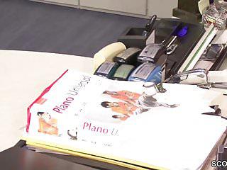 Mutter fickt auf der Arbeit rum