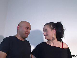 Echtes deutsches Paar beim ersten Dreier mit Fremden