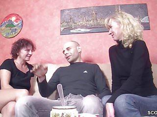 Zwei deutsche Milfs geben einem jungen Mann Nachhilfe