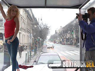 Blondine moniqü Woods in der hündchenstellung gefickt