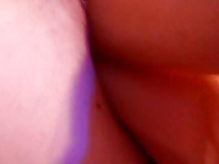 Sie wird gefesselt und gefesselt mit ihren Spielzeugen