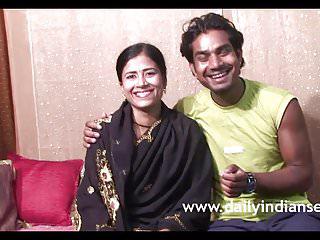 Indische Frau bläst den Schwanz ihres Nachbarn