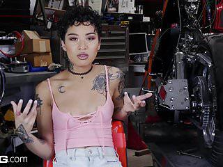 Die kleine Schlampe kommt heftig beim Training