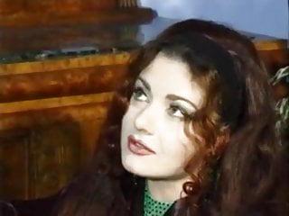 Eine behaarte Italienerin verführt den Priester zum Arschficken - Analsex mit einer behaarten Italienerin