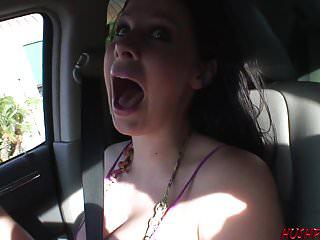 Die vollbusige Gianna michäls bläst den Schwanz im Auto