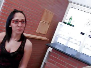 Vollbusige Brünette wird auf dem sofa gefickt