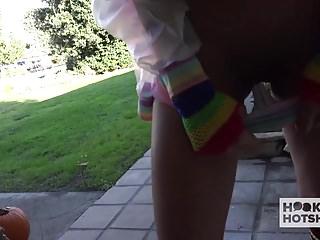 Zierliche Latina findet einen Kerl zum ficken