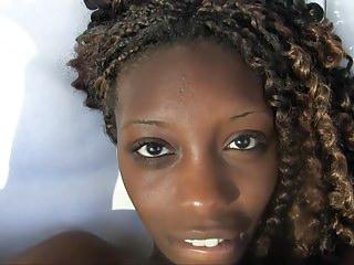 Reizvolle ebony Frau versucht es anal