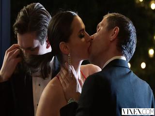 Vixen Black nimmt zwei Schwänze in an