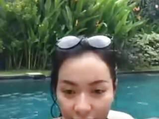 Heisse Braut aus indonesien im Pool gefickt