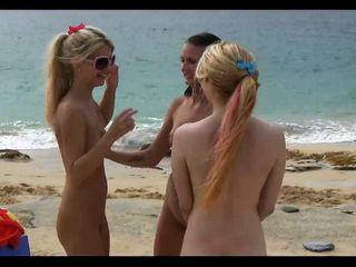 Zwei Babes in der Umkleide heimlich gefilmt