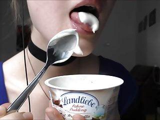 Süßes Girl leckt die Sahne vom Gesicht