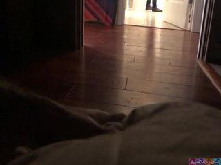 Milf sieht zu wie die Teenagerin gefickt wird