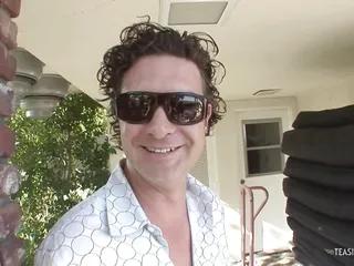 Sie hat den ganzen Körper voll zu tun