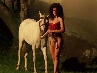 Latina Claudia Louise hat wieder einen autoschloss an