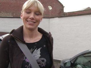 Scharfe Lady mit süßen Titten masturbiert in der Badewanne