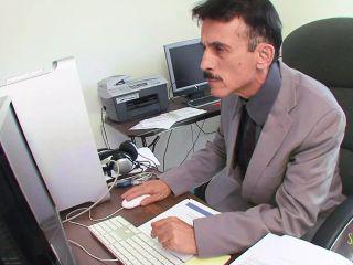 Milf wird vom Chef zum Orgasmus gebracht