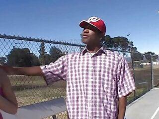 Fremdgehende Frau genießt bbc während Ehemann arbeitet