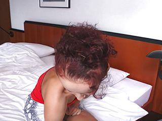 Junges Mädel braucht Geld und fickt mit älteren Herren