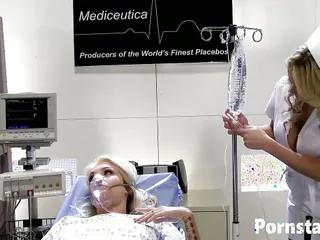 Sexy Krankenschwester Alanah Rae fickt mit Patienten
