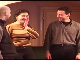 Geile italienische Schlampe wird von vielen Männern besamt