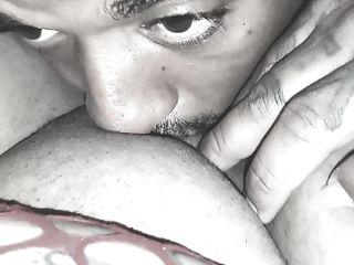 Junge Latina in Dessous bläst den Schwanz ihres Stiefvaters