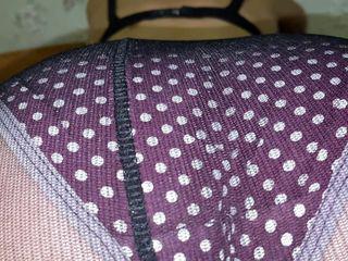 Tranny in Strumpfhose zeigt ihren knackigen Hintern