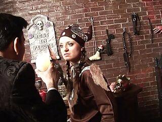 Geile Brünette mit großen Brüsten wird in der Dusche gefickt