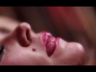 Heisse Girls lutschen sich vor dem ficken einen Dildo