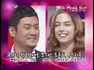 Japanisches Mädchen mit dicken Titten und rasierter Möse beim ersten Mal vor der Cam