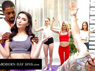 Gelangweilte Frauen werden öffentlich beim Sex erwischt