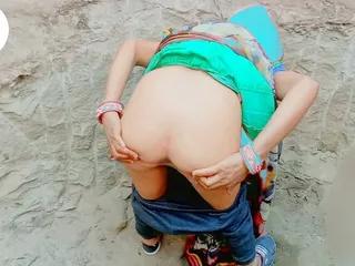 Geile Brünette Desi c masturbiert mit einem Sextoy