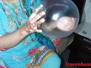 Die schöne asiatische Stiefschwester mit den kleinen Brüsten lässt sich vom Bruder ohne Gummi ficken