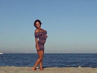 Gebräunte und sportliche Milf Toni Lace trainiert nackten Sportlehrer