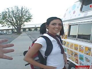 Schwarzhaariger College Teenie wird von Kerl verführt