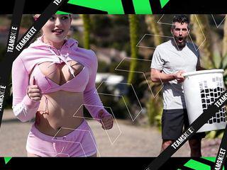 Zwei sexy Schwestern werden beim stehlen erwischt