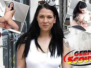 Deutsche Teen mit dicken Titten wird auf der straße abgeschleppt