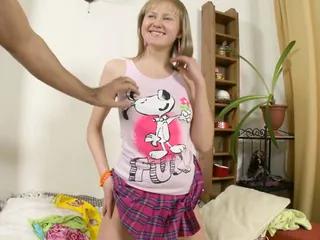 Das junge Mädchen Yura wird romantisch gefickt bevor sie den Schwanz in die Fotze bekommt