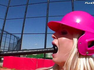 Teenagerin schreit als sie den Monsterschwanz einsteckt - Monsterschwanz für enge Teenfotze