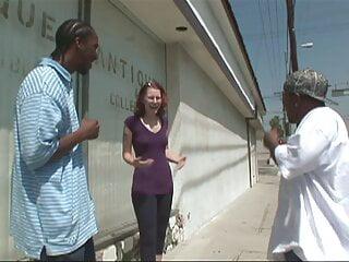 Rothaarige Schlampe hat mit zwei Afrikanern einen Flotten Dreier