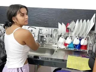 Mutter fickt meine kleine Fotze in der Küche