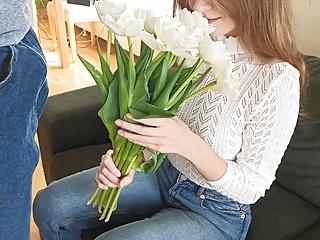 Nachdem sie in ihrem ersten Porno gekommen hat ist sie keine Jungfrau mehr