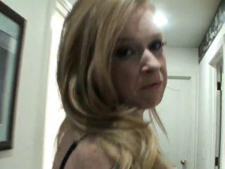 Scharfe Mutter mit großen Brüsten holt ihrem Stiefsohn einen runter