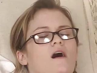 Schwangere Teen bläst und fickt wie eine Professionelle